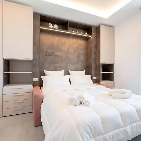The Essential V - Modern With Private Parking Apartahotel