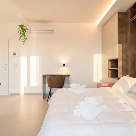 Apartahotel The Essential V - Modern With Private Parking 3*