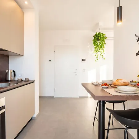 The Essential V - Modern With Private Parking 3* Bari