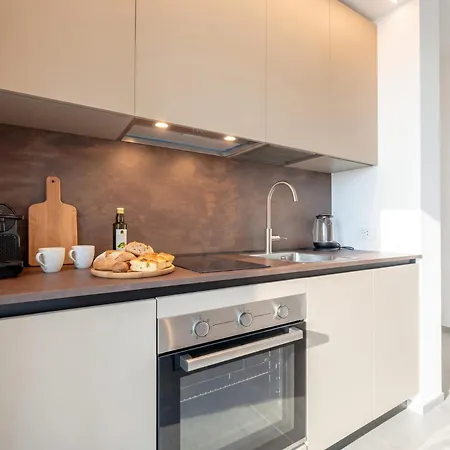 The Essential V - Modern With Private Parking Apartahotel
