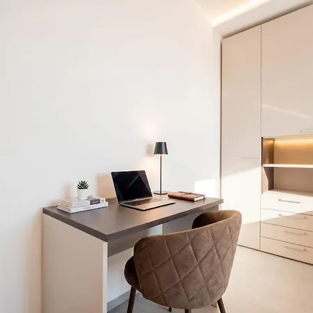 The Essential V - Modern With Private Parking Apartahotel 3*