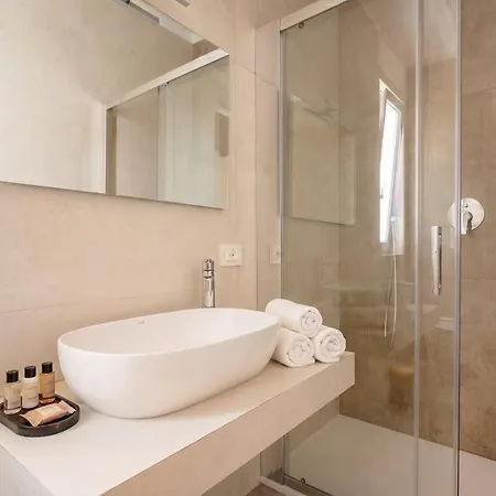 Apartahotel The Essential V - Modern With Private Parking Bari