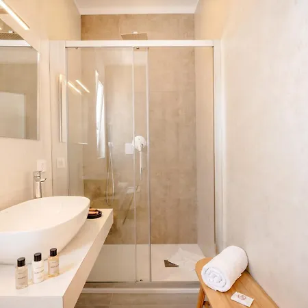 The Essential V - Modern With Private Parking 3*